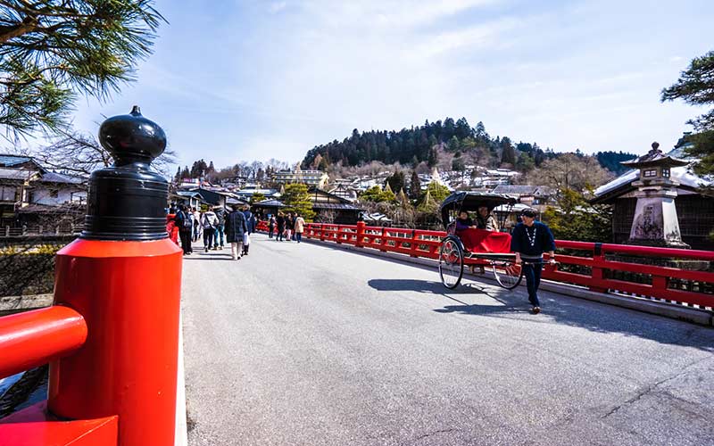 puente-Nakabashi-Takayama-viaje-japon-luna-de-miel-a-medida