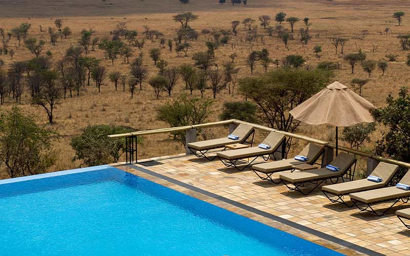 piscina-mejores-lodges-de-lujo-tanzania-serengeti-viajes-a-medida